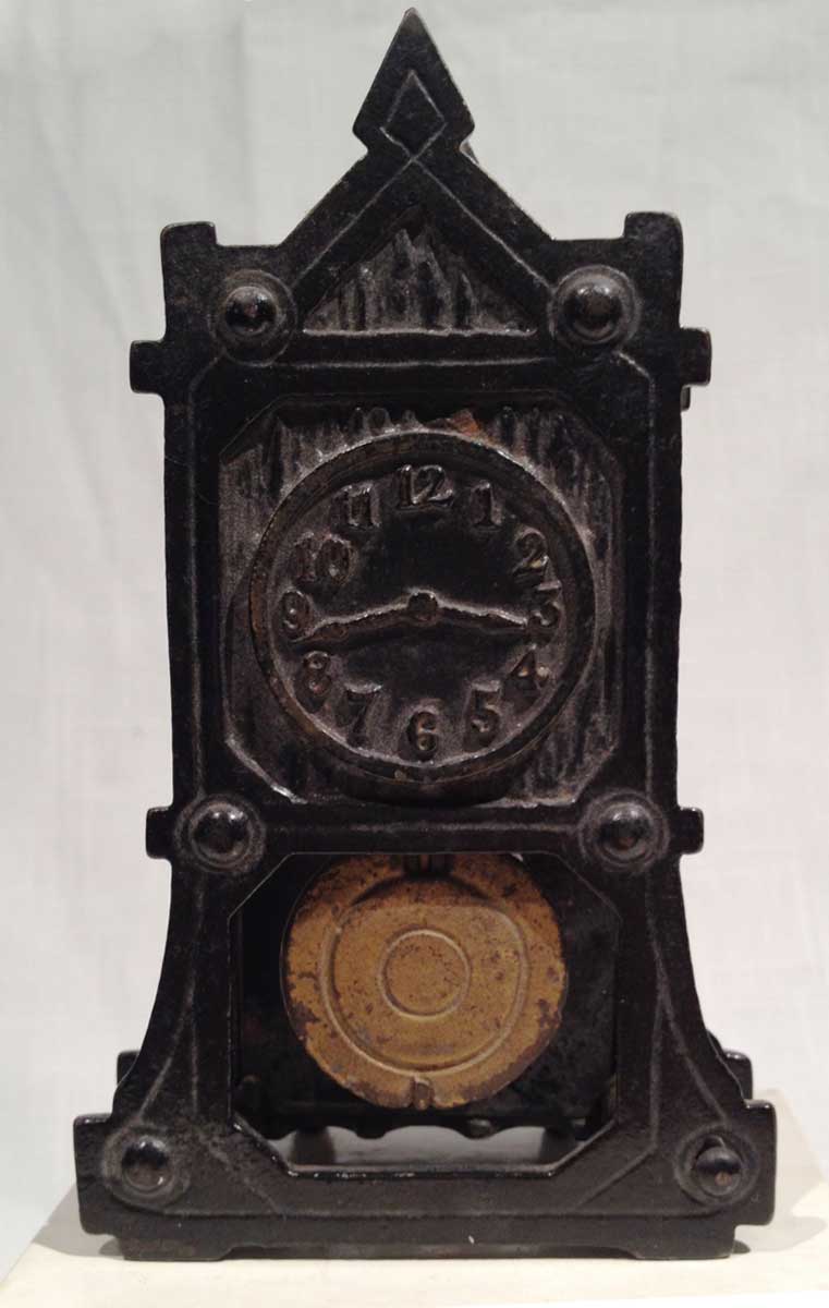 Clock with Movable Pendulum Still Bank